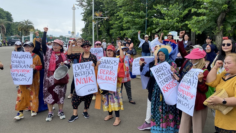 Emak-emak Demo di Patung Kuda: Beras Susah akibat Kampanye Sebar Bansos!