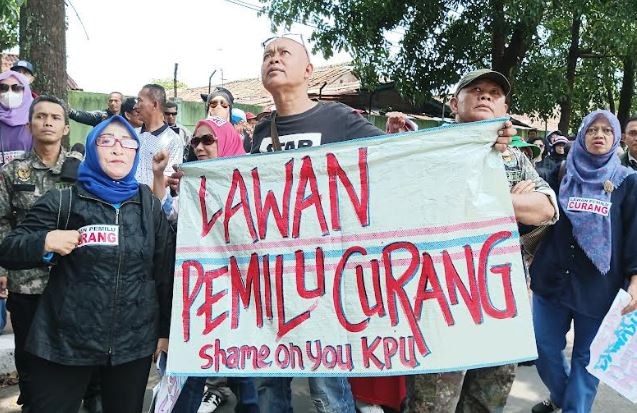 Ratusan Emak-Emak Demo KPU dan Bawaslu Jabar, Protes Kecurangan Pemilu 2024