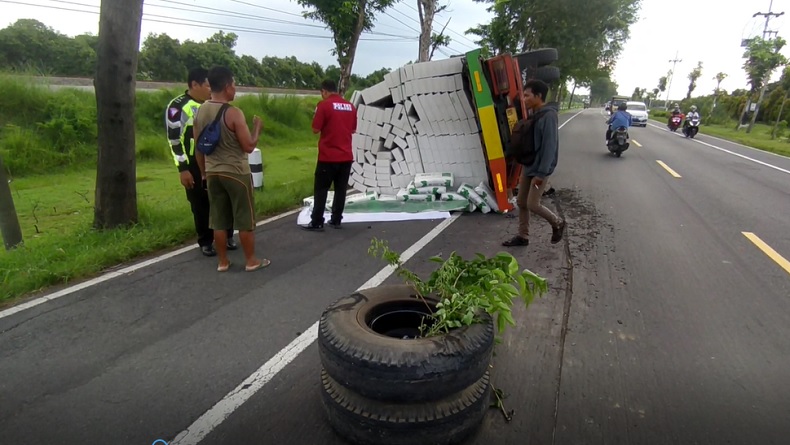 As Roda Patah, Truk Penuh Muatan Hebel Terguling di Nganjuk