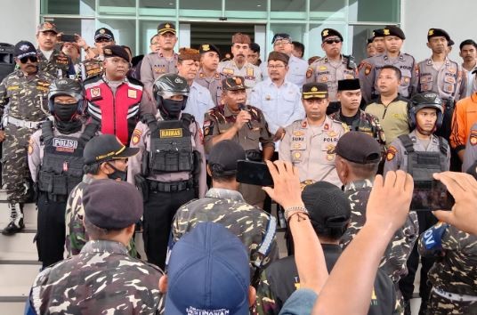 Tak Terima Wajah Gus Irsyad di Cup Kopi Dicoret, Banser Kepung Pendopo Pasuruan