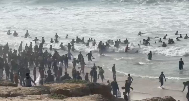  Ya Allah, Warga Gaza Berebut Bantuan Dijatuhkan dari Udara meski Harus Nyebur Laut