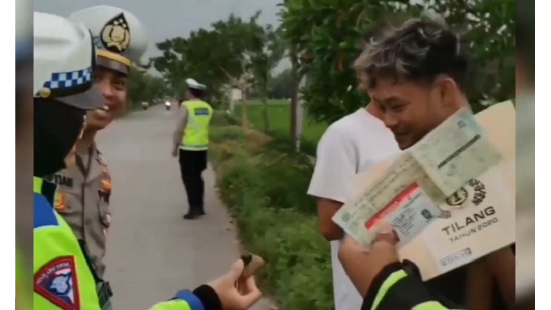 Kocak! 2 Remaja di Bojonegoro Boncengan Motor Bawa Jimat Antitilang, Endingnya Bikin Ngakak