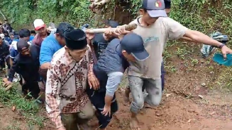 Petani Tewas Tertimbun Longsoran Tebing di Pondoksalam Purwakarta