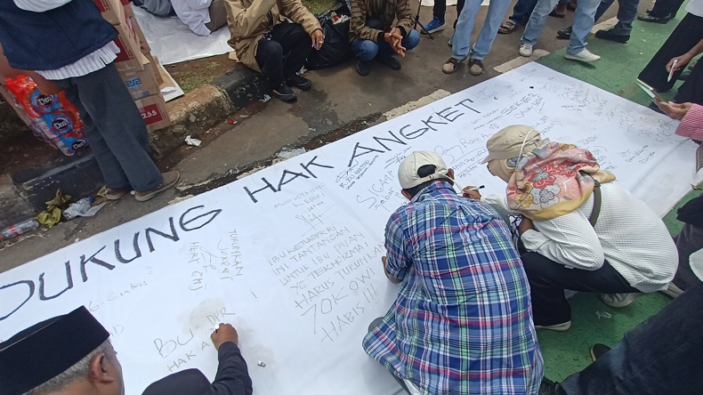 Demo di DPR, Massa Tanda Tangani Spanduk Dukung Hak Angket Pemilu