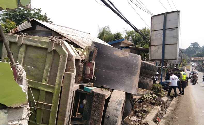 Truk Batu Terguling Timpa Rumah Warga di Parung Panjang Bogor