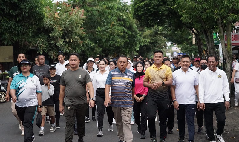Ribuan Masyarakat Jembrana Ikuti Jalan Santai HUT Kepemimpinan Tamba-Ipat
