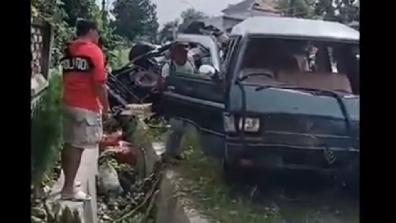 Melaju Kencang, Minibus dan Pikap Bermuatan Pisang Kecelakaan di Bangkalan hingga Terguling