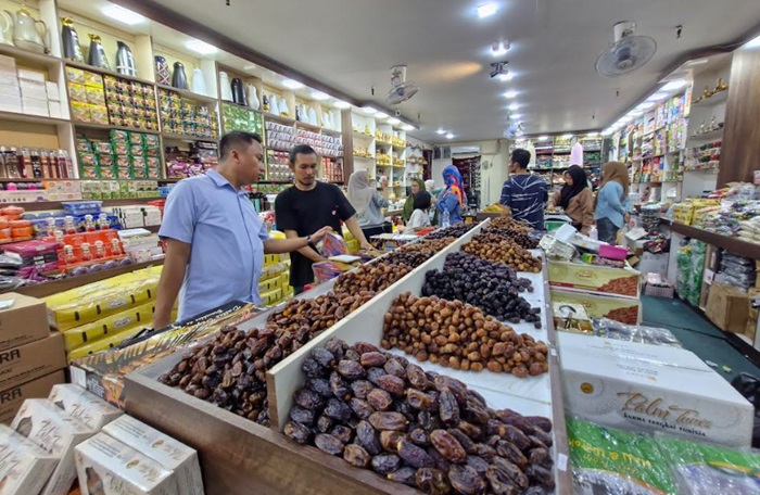 Masyarakat Mulai Berburu Kurma di Tanah Abang, Sukari-Tunisia Tangkai jadi Favorit
