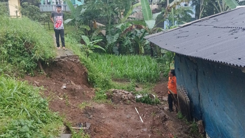 Hujan Deras, 4 Kecamatan di Bogor Diterjang Longsor