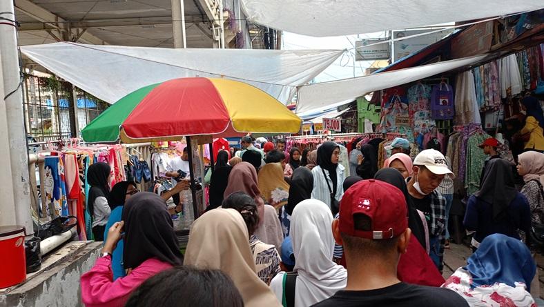 Pasar Kaget Depan Stasiun Tanah Abang Dibanjiri Masyarakat yang Ingin Cari Baju Murah