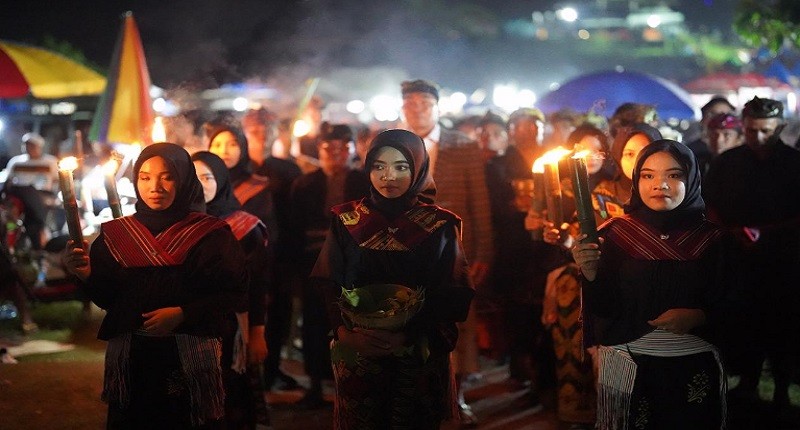 Mengintip Keunikan Festival Pesona Bau Nyale 2024, Dimeriahkan 1.000 Putri Mandalika 