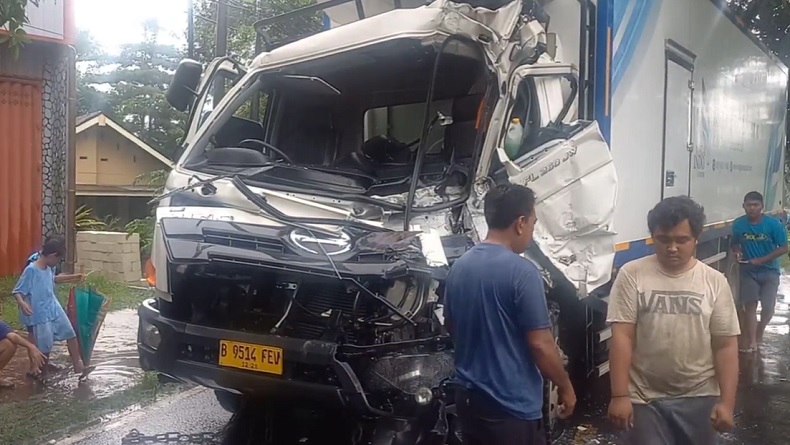 Kaget Ada Motor Potong Jalur, 2 Truk Ringsek Tabrakan di Jombang