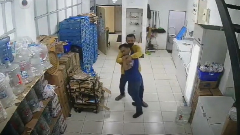 Perkelahian Sengit Karyawan Minimarket dengan Perampok di Pasuruan Terekam CCTV