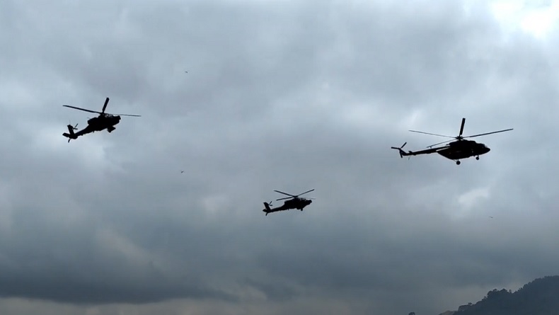 KSAD Saksikan 8 Helikopter Tempur Bermanuver Lepaskan Misil dan Senjata Otomatis