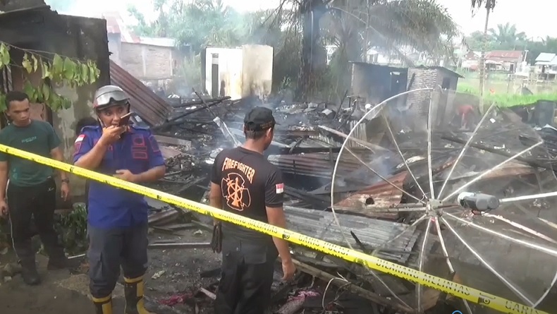 Api Berkobar, 3 Rumah di Bantaran Sungai Tanjung Balai Hangus Terbakar