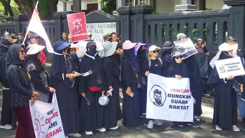 Emak-Emak Demo Protes Harga Sembako Mahal di DPRD Malang, Pukul Panci hingga Wajan