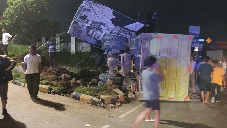 Kecelakaan Truk Terguling usai Tabrak Pagar SPBU hingga Warung Nasi di Gunung Putri Bogor