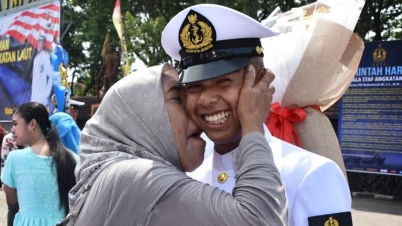 Ikuti Pelantikan dan Sumpah Bintara, 595 Siswa Dikmaba TNI AL Sandang Pangkat Serda