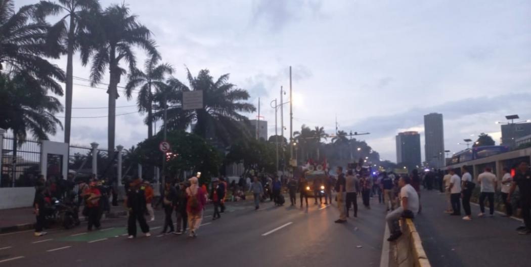 Usai Sampaikan Aspirasi, Massa di Depan Gedung DPR Bubarkan Diri