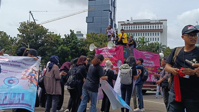 Aksi Perempuan Geruduk Istana: Negara Bukan Milik Jokowi dan Keluarganya