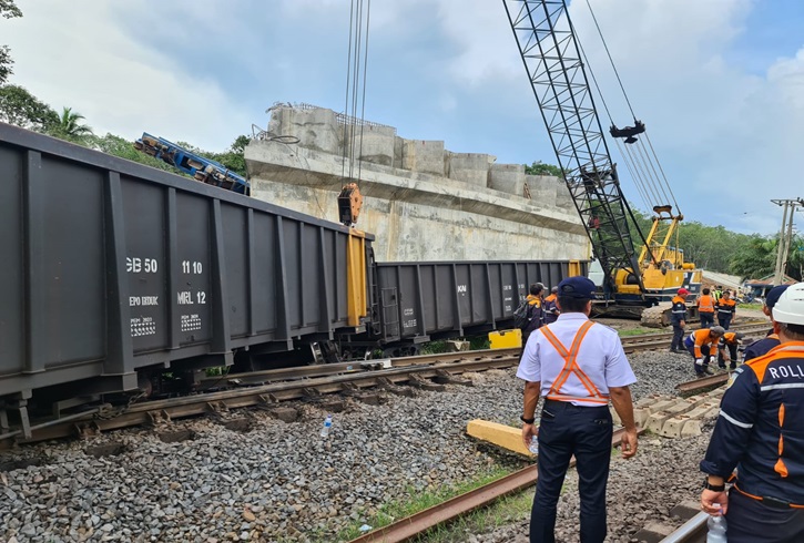 Girder Flyover Bantaian Roboh di Jalur Kereta Gunung Megang-Penanggiran, KAI Batalkan Seluruh Perjalanan