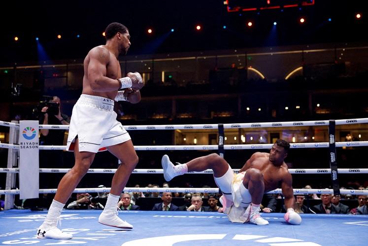 Hebat! Anthony Joshua Menang KO Vs Francis Ngannou hanya Dalam 2 Ronde