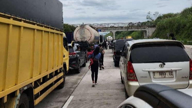 Jenuh Terjebak Macet Berjam-jam di Tol Bocimi, Pengendara Keluar Mobil