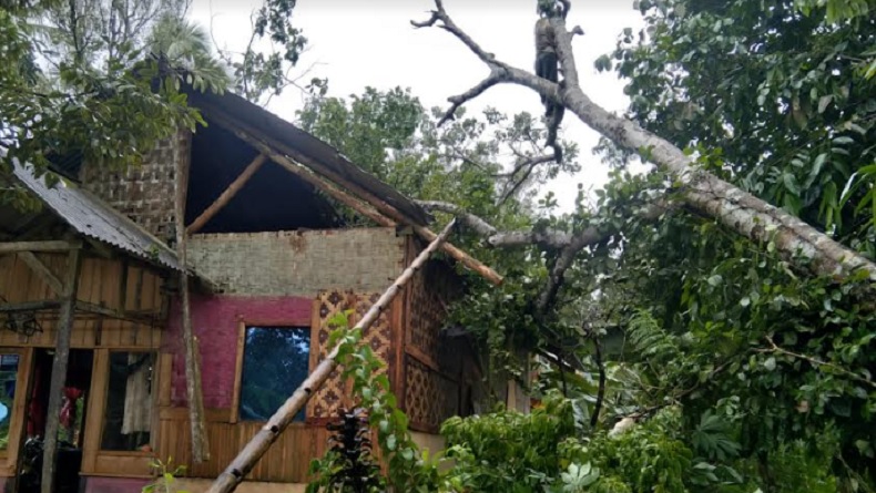 Hujan Disertai Angin Kencang di Lebak, Belasan Bangunan Rusak hingga Kubah Masjid Lepas