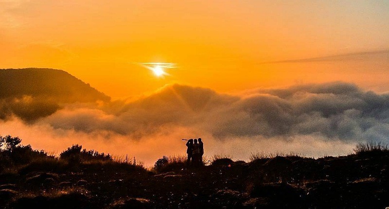 Gunung Paling Indah di Garut Punya 7 Puncak, Sunrisenya Bikin Susah Move On
