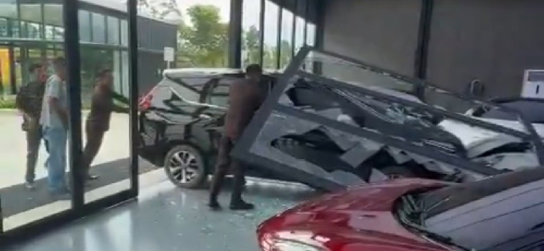 Heboh Xpander Seruduk Showroom Porsche, Kaca Pecah hingga Ringsek