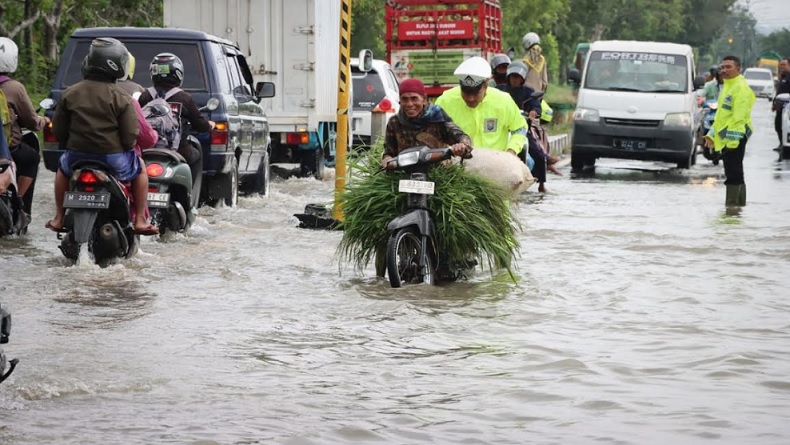 Jalan Utama Sumenep Banjir, Lalu Lintas Macet Sejumlah Motor Mogok