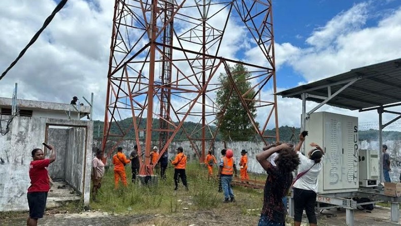 Kronologi Anggota Basarnas Jatuh dari Tower, Warga Coba Bunuh Diri Berontak saat Diselamatkan