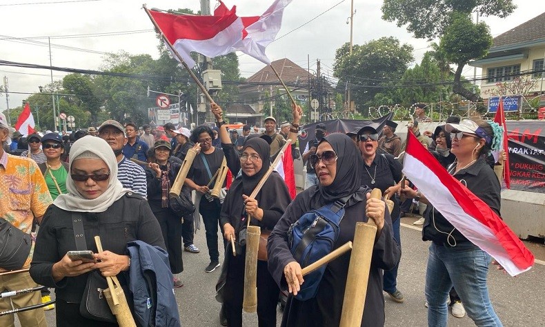 Tolak Hasil Pemilu Curang, Massa Aksi Bawa Kentongan ke Kantor KPU
