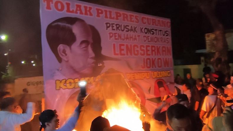Massa Demo di KPU Sampaikan 15 Tuntutan, Bakar Baliho Jokowi Berhidung Pinokio