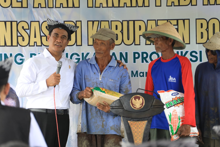 Mentan Amran Minta Semua Pihak Maksimalkan Gerakan Pompanisasi di Bojonegoro 