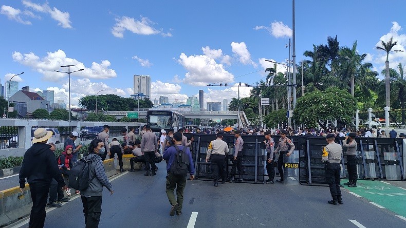 Ada Demo di Depan Gedung DPR, Jalan Gatot Subroto Ditutup