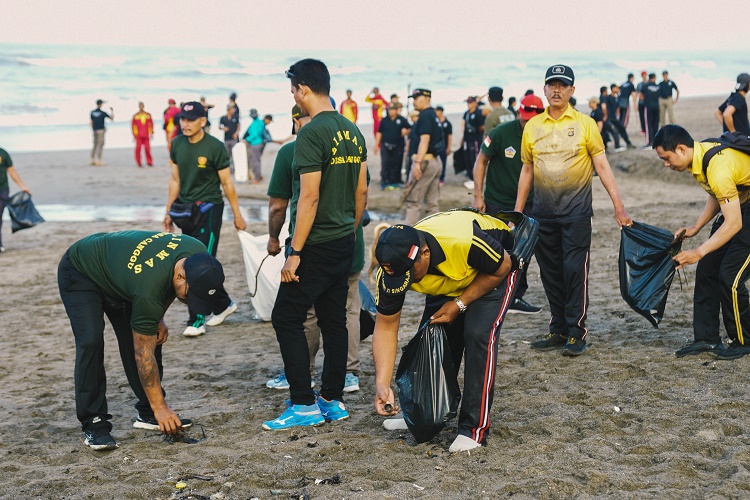 Peringati HUT ke-74, Satpol PP Badung Gelar Aksi Bersih-bersih Pantai Batu Bolong