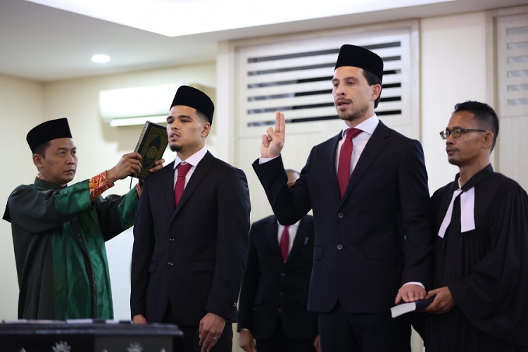 Thom Haye dan Ragnar Oratmangoen Resmi Jadi WNI, Kapan Debut bersama Timnas Indonesia?  
