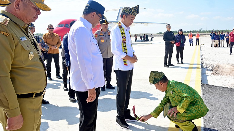 Jokowi Disambut Prosesi Adat Tepung Tawar saat Tiba di Singkawang Kalbar