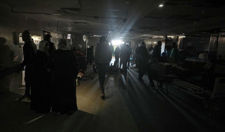 Setelah Tembaki Pasien, Pasukan Israel Tangkap dan Telanjangi Puluhan Orang di RS Al Shifa