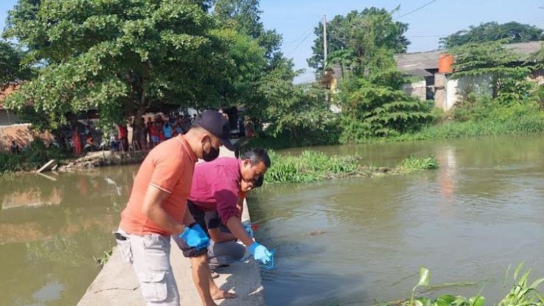 Karawang Geger, Mayat Pria Membusuk Ditemukan di Aliran Sungai KW 6
