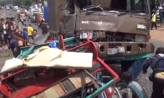 2 Mobil Odong-Odong Ditabrak Truk di Batang, Puluhan Luka-Luka