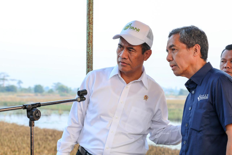 Kunjungi Petani Terdampak Banjir di Kendal, Mentan Amran Salurkan Bantuan