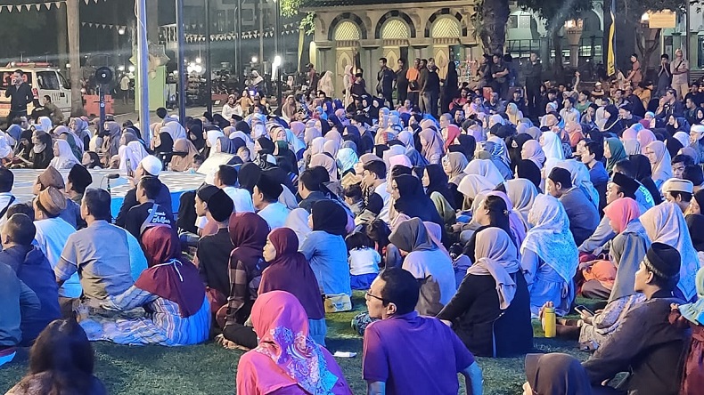 Momen Jemaah Antusias Dengarkan Tausiyah di Acara Tabligh Akbar Ramadan RCTI Tangerang