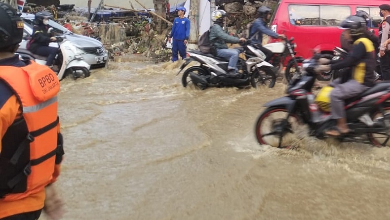 Kali Ciliwung Meluap, Sejumlah Titik di Jakarta Tergenang Banjir