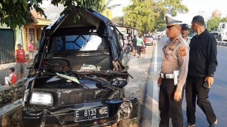 Kecelakaan Maut Mobil Rombongan Pengajian di Indramayu, Korban Dievakuasi ke RS Bhayangkara