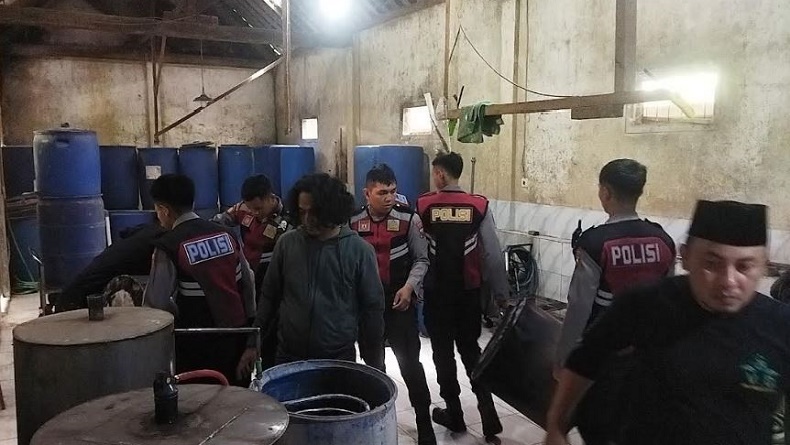 Polisi Bongkar Pabrik Miras Terbesar di Malang, Produksi 500 Liter per Hari