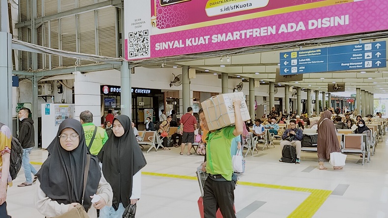 Cerita Pemudik di Stasiun Pasar Senen Pulang Kampung Duluan, Ingin Liburan Lebih Lama