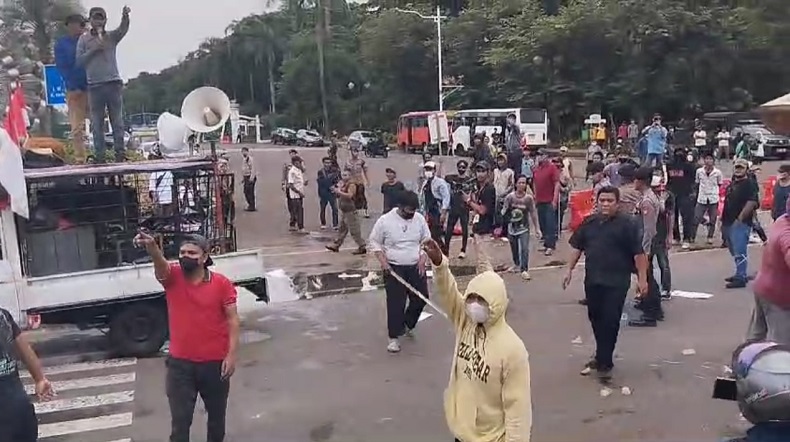 Demo Sengketa Pilpres 2024 Ricuh, Massa Pro dan Kontra Saling Lempar Batu