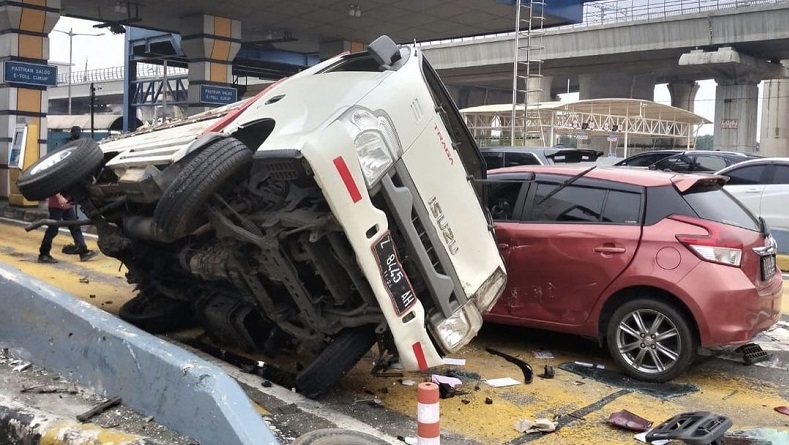 Kecelakaan Beruntun di Gerbang Tol Halim, 4 Orang Dilarikan ke RS karena Sesak